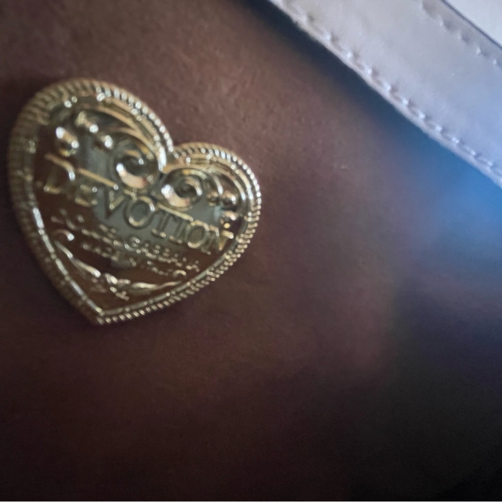Front flap with hidden magnetic closure • Galvanized vintage gold sliding chain - Picture 4 of 6